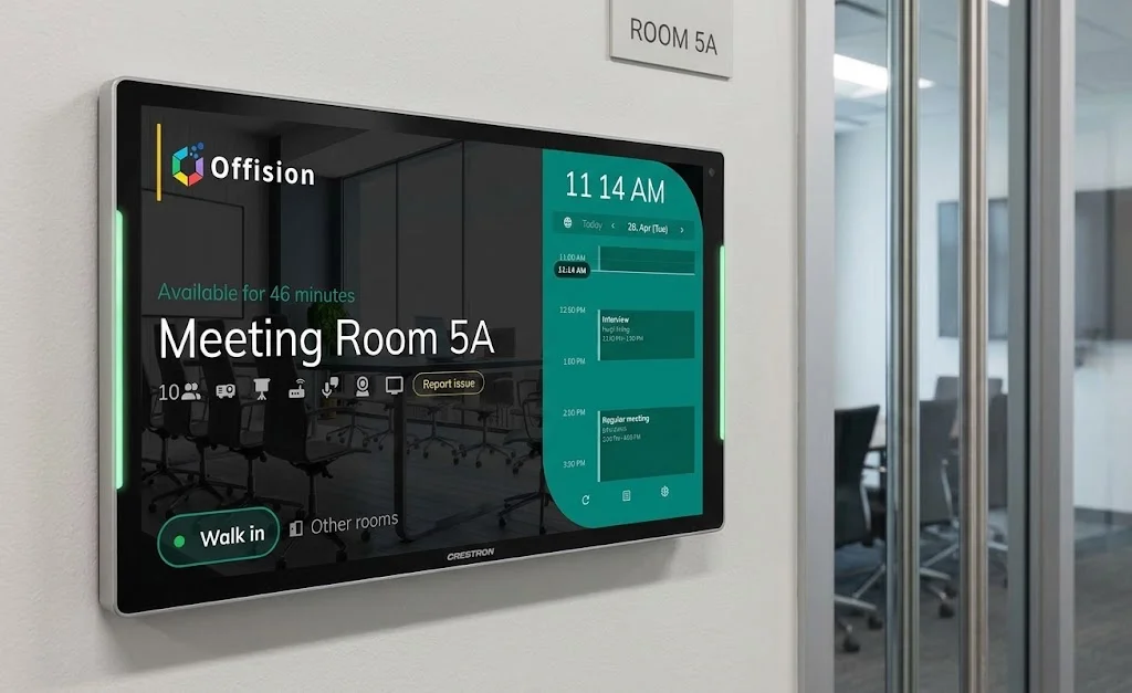 会議室 5A の外の壁に設置された Crestron パネル。46分間空いていること、本日の予定、ウォークインボタンを表示している。
